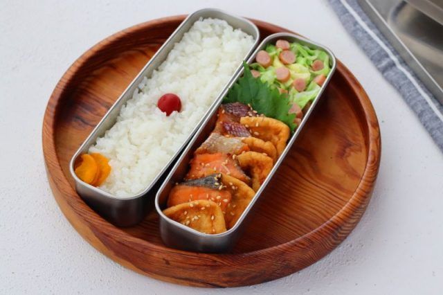 「塩鮭とお揚げの甘辛」「キャベツとソーセージのレンジバター」2品弁当