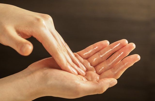 オイルでハンドケア