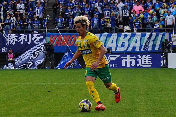 画像: ドリブルする椿（写真：縄手猟）