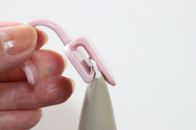 チューブホルダーM／Mハッピーライフ 挟んだ様子