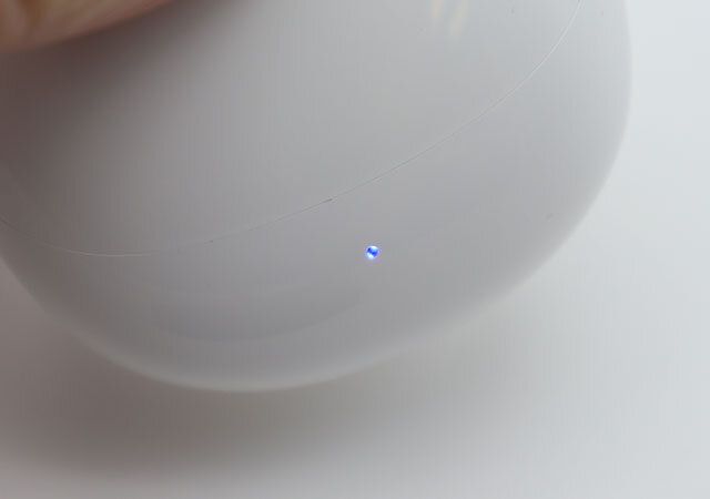 インナーイヤー型完全ワイヤレスステレオイヤホン（ホワイト） 充電中