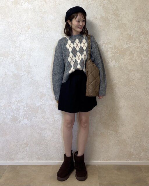 ユニクロフラッフィクルーネックセーターと黒ショーパンコーデ