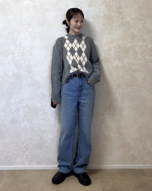 ユニクロフラッフィクルーネックセーターとブルーデニムコーデ