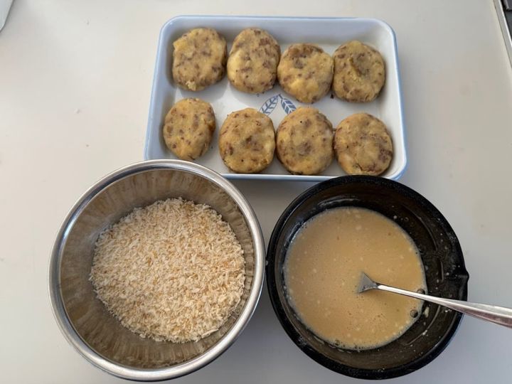 バッター液とパン粉、フォーク