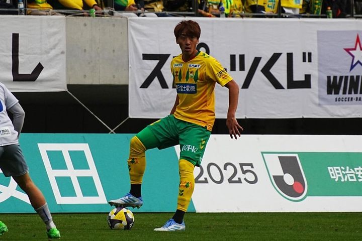 画像: パスコースを探す髙橋（写真：縄手猟）