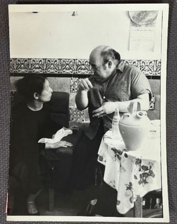 エンリケ先生と語り合う小松原さん。