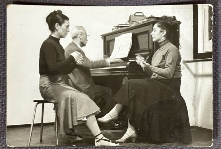 ベティ先生（右）のレッスンを受ける。