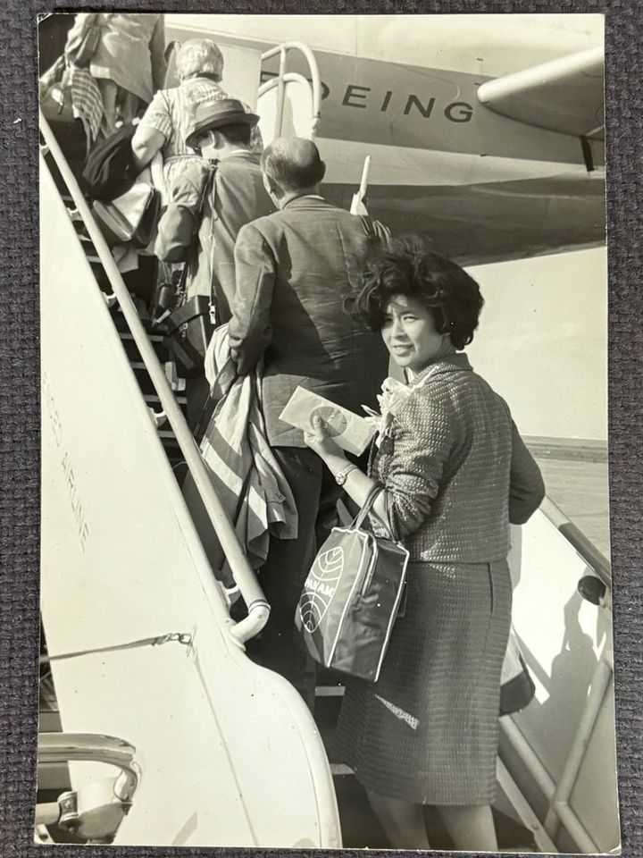 1962年、単身でスペインに発つ小松原さん。