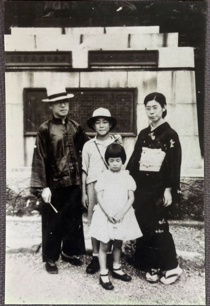 父の撮影による家族の写真。右端が母。真ん中に兄と小松原さん。左端は叔父さん。