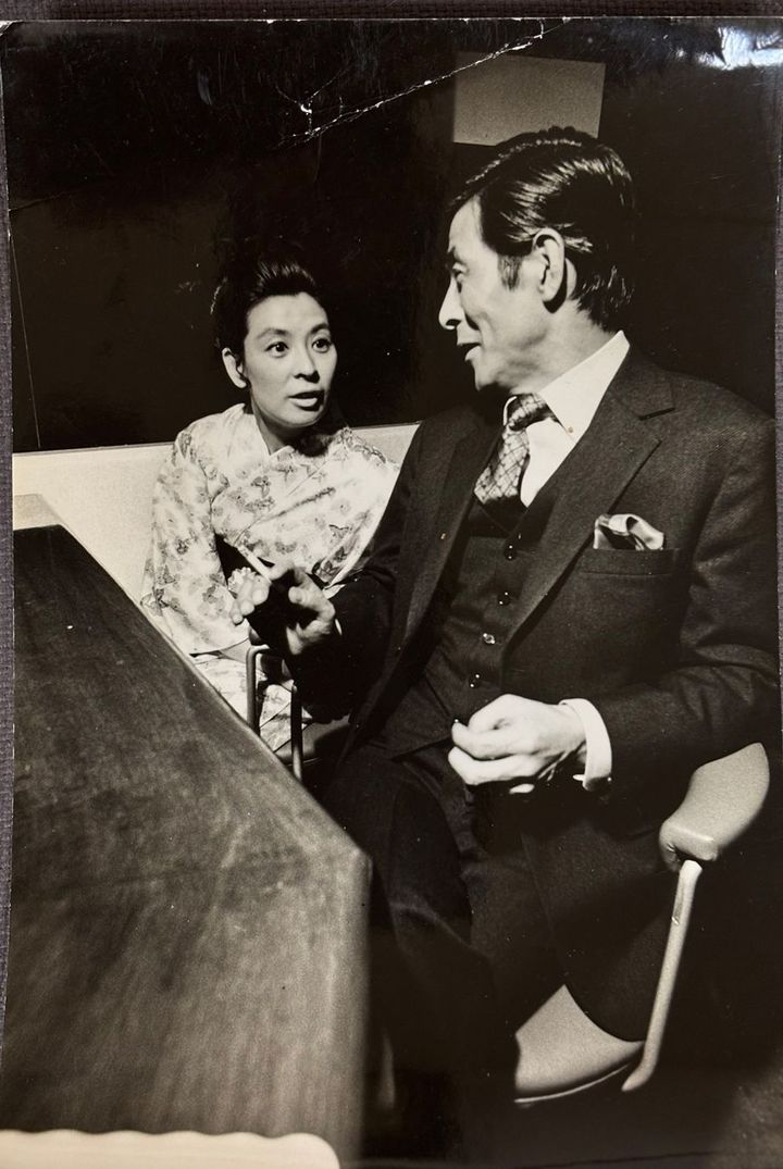 兄で俳優の菅原謙二さんと談笑する。仲の良い兄妹だった。