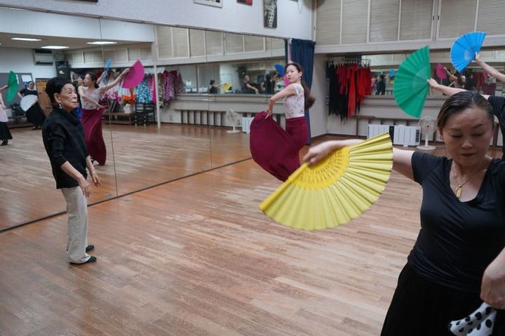 月に1、2回は今も自ら指導にあたる小松原庸子さん（左端）。