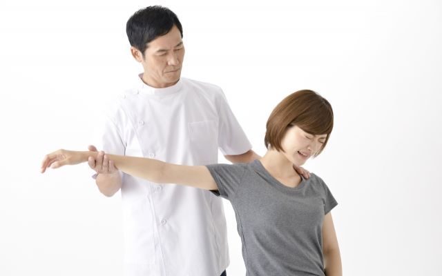 肩が痛い女性