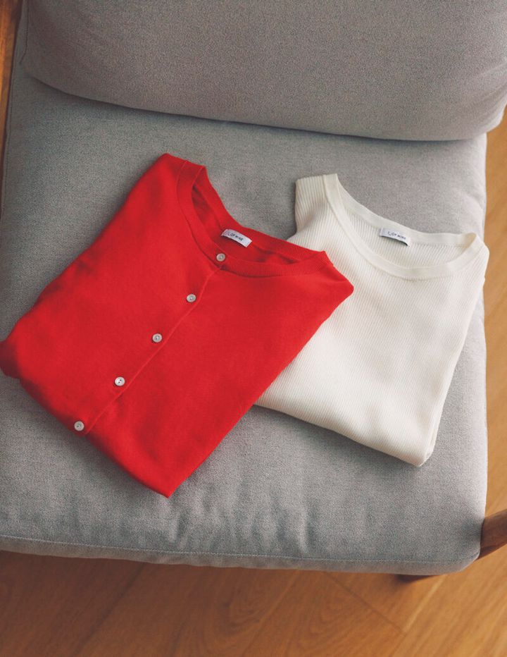 ［左］コーデの差し色役としても活躍。カーディガン、［右］シンプルなハーフスリーブでジャケットのインなどロングシーズン重宝。ニット（ともにグリーンレーベル リラクシング／ユナイテッドアローズ グリーンレーベル リラクシング ルミネ有楽町店）