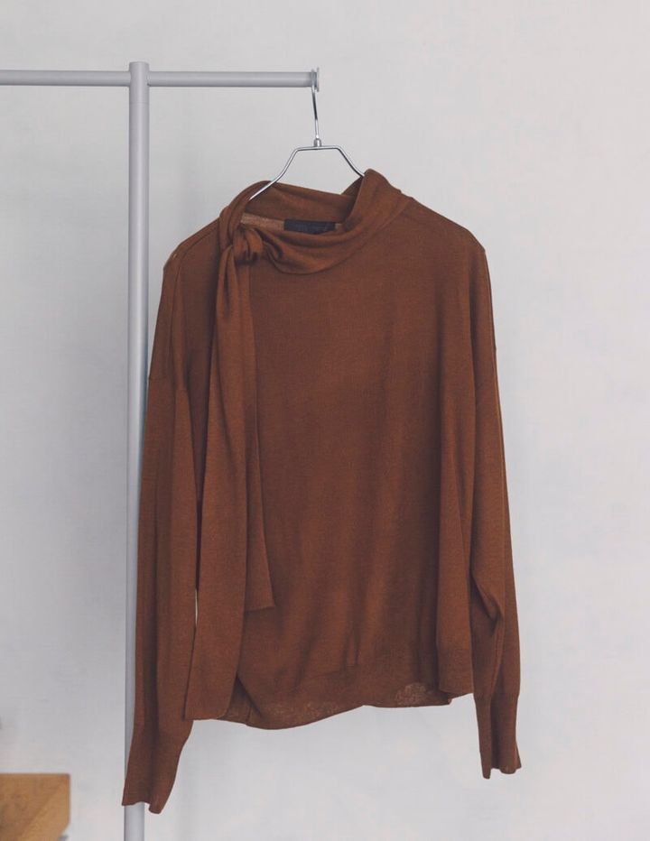 襟元のボウタイリボンをアレンジして表情変化を楽しめる。アクセいらずで顔周りが華やぎ、マニッシュ見えしつつもドレッシーな印象を与えられる。ニット（ザラ／ザラ カスタマーサービス）