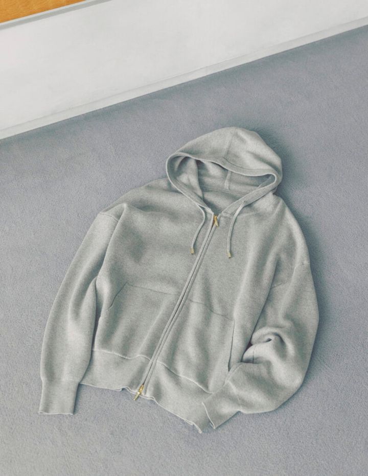 程よい肉感となめらかな表面感がこなれ感を誘うジップフーディ。無駄を削ぎ落としたクリーンなデザインで、さらっと羽織るだけで大人っぽく上品。フーディ（ノーク）