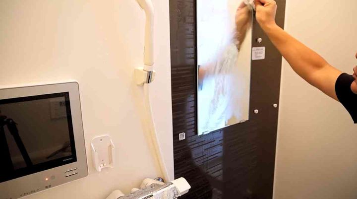 お風呂の鏡を歯磨き粉で磨いてみる