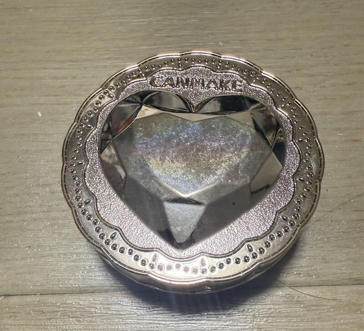 キャンメイク「シークレットビューティーパウダー」はポーチに収納しやすいサイズ