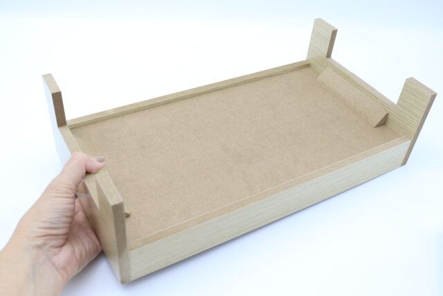 ダイソーのペット用テーブルは裏側に支えがついていて安定感がある