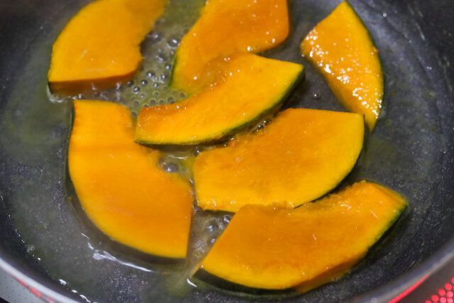 水を加えてフタをし、中火で4～5分蒸し焼きにする。