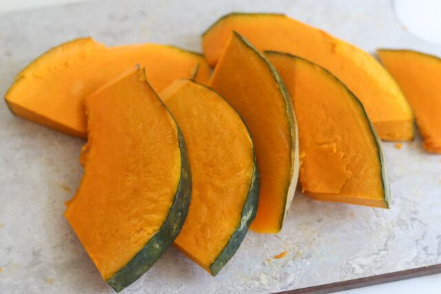 かぼちゃはところどころ皮をむき、厚さ1cmに切る。