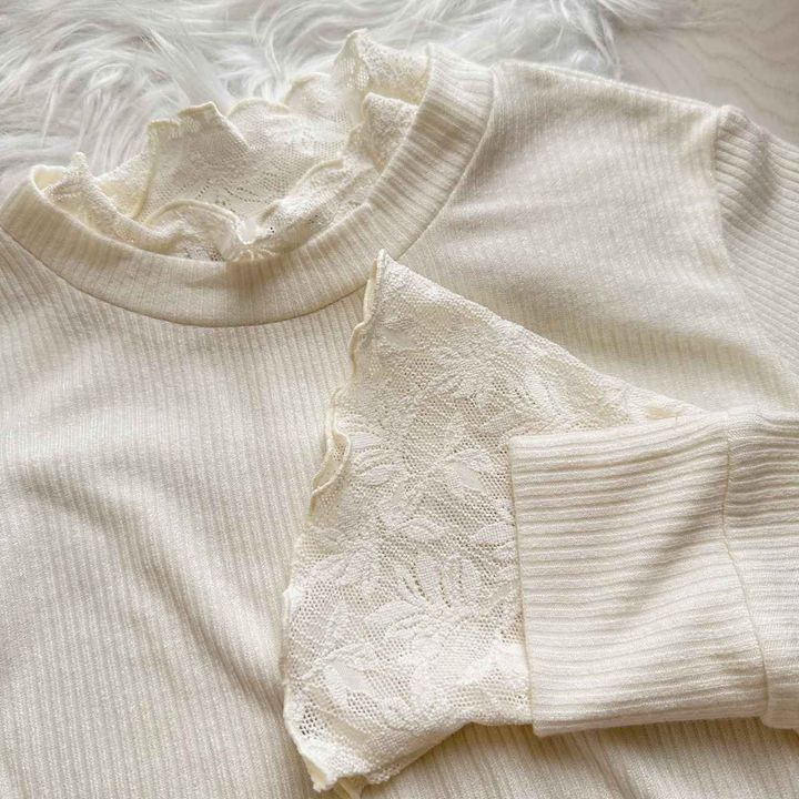 画像: 襟元と袖口のレースがポイント