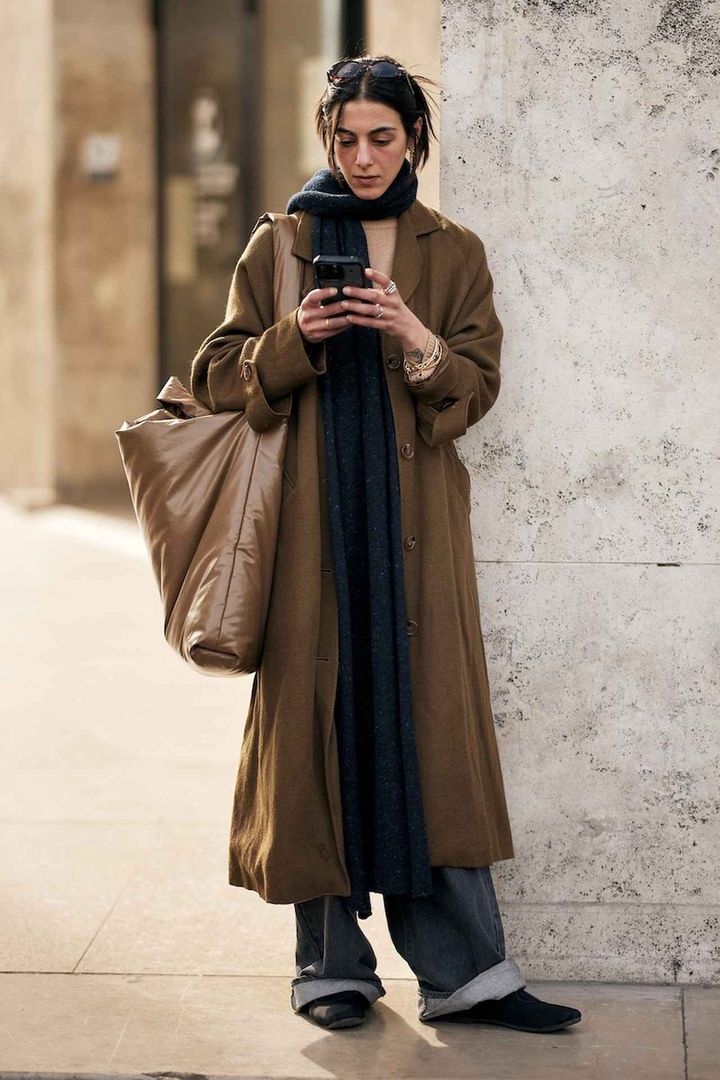 画像: 長めのマフラーを垂らし縦長シルエットを強調