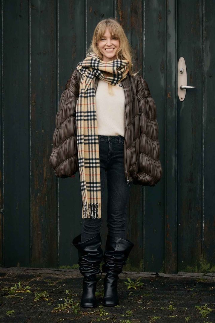 画像: 定番チェック柄マフラーの存在感を押し出す