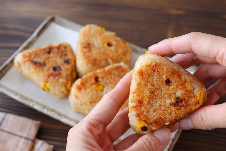 「ツナコーン入りチーズ焼きおにぎり」レシピ