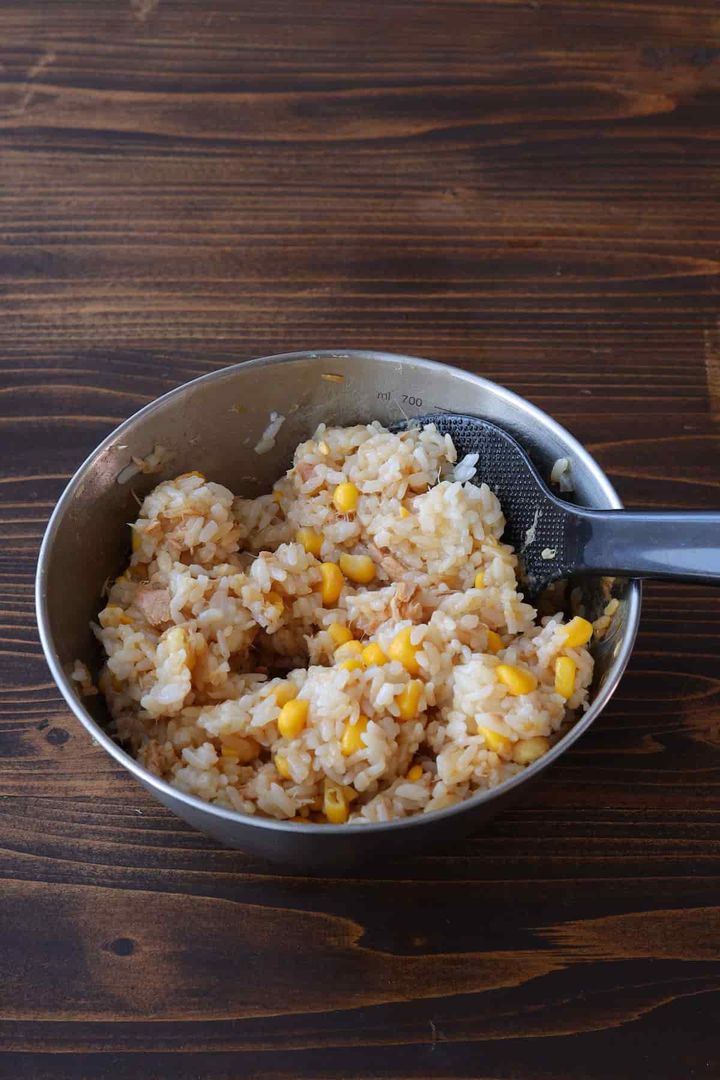 「ツナコーン入りチーズ焼きおにぎり」レシピ