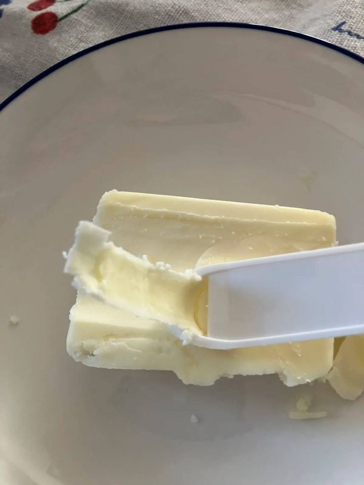 DAISO(ダイソー)：ピーラー式バターナイフ