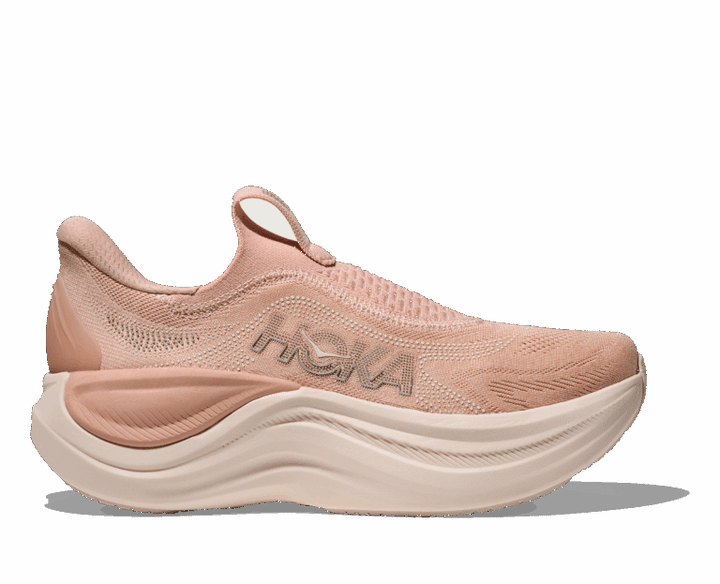スカイワード レースレス ローズ ラテ / ローズ クリーム ¥ 25,300／ホカ（デッカーズジャパン）