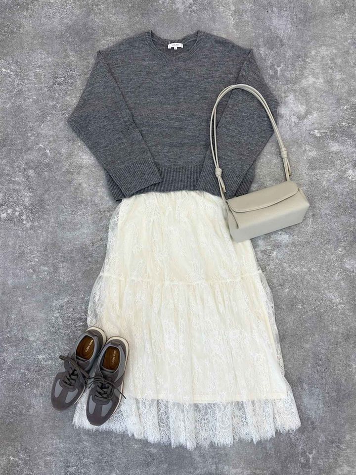 画像: フワフワHugmeレーススカートSET/580927（ミドルグレー×アイボリーレーススカート）¥7,990、スペ軽お財布ショルダー2/580785（アイボリー）¥3,990、エアかるクラシックスニーカー/577724（グレー）¥4,990（すべてグローバルワーク） 出典：グローバルワーク
