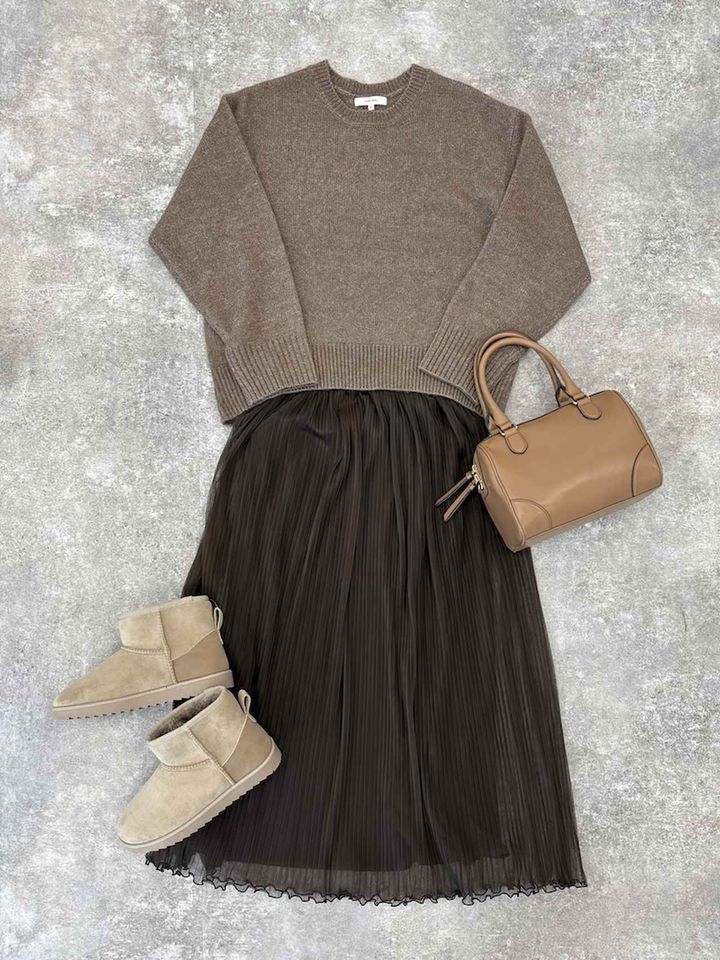 画像: フワフワHugmeプリーツスカートSET/580923（ライトブラウン×ブラウンスカート）¥7,990、2WAYミニボストン/595750（ブラウン）¥5,490、フワモコレインムートンブーツ/611136（ベージュ）¥4,990 ※12月初旬発売予定（すべてグローバルワーク） 出典：グローバルワーク