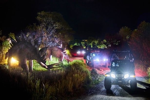 【画像】暗闇から突如現れる恐竜たち！「ダイナソー サファリ(ナイトバージョン)」