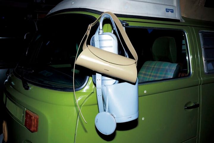 上：バッグ『カンノーロ スモール』［H11×W29×D10］￥250,800、下：バッグ『カンノーロ バケット』［H19×W19×D15］￥280,500（ともにジル サンダー／ジルサンダージャパン）