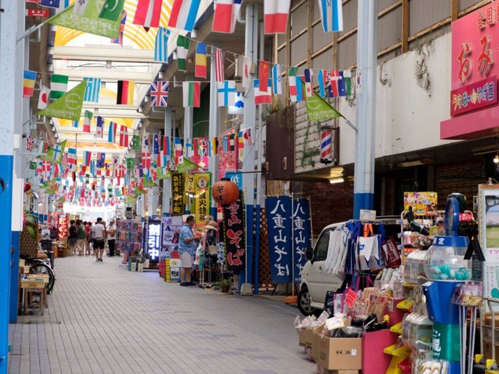 All About ニュース編集部が全国250人を対象に実施した「商店街・市場に関するアンケート」の調査結果から、好き&行ってみたい「沖縄県の商店街・市場」ランキングを発表！ 2位「ユーグレナモール（石垣市）」を抑えた1位は？