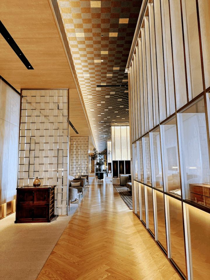 美しい廊下の奥に「ラウンジ」が、手前にはレストラン「Viridis」があります。