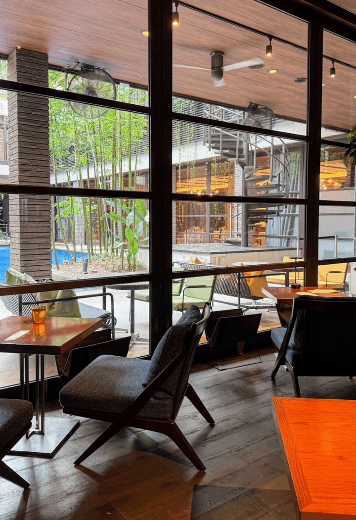 中庭を望む「オールデイダイニング コットン」店内