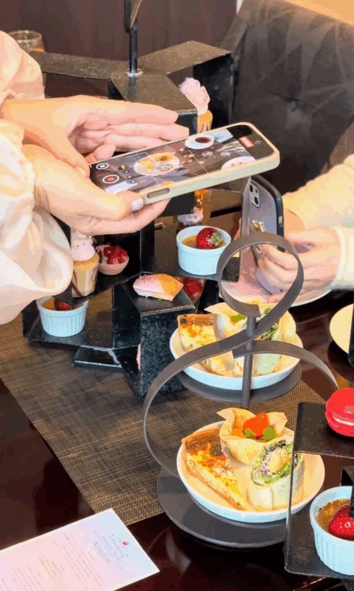 「アフタヌーンティー＆撮影会」風景（美味しくいただいて写真や動画も綺麗に撮るためのレッスンの様子です（2025年1月撮影
