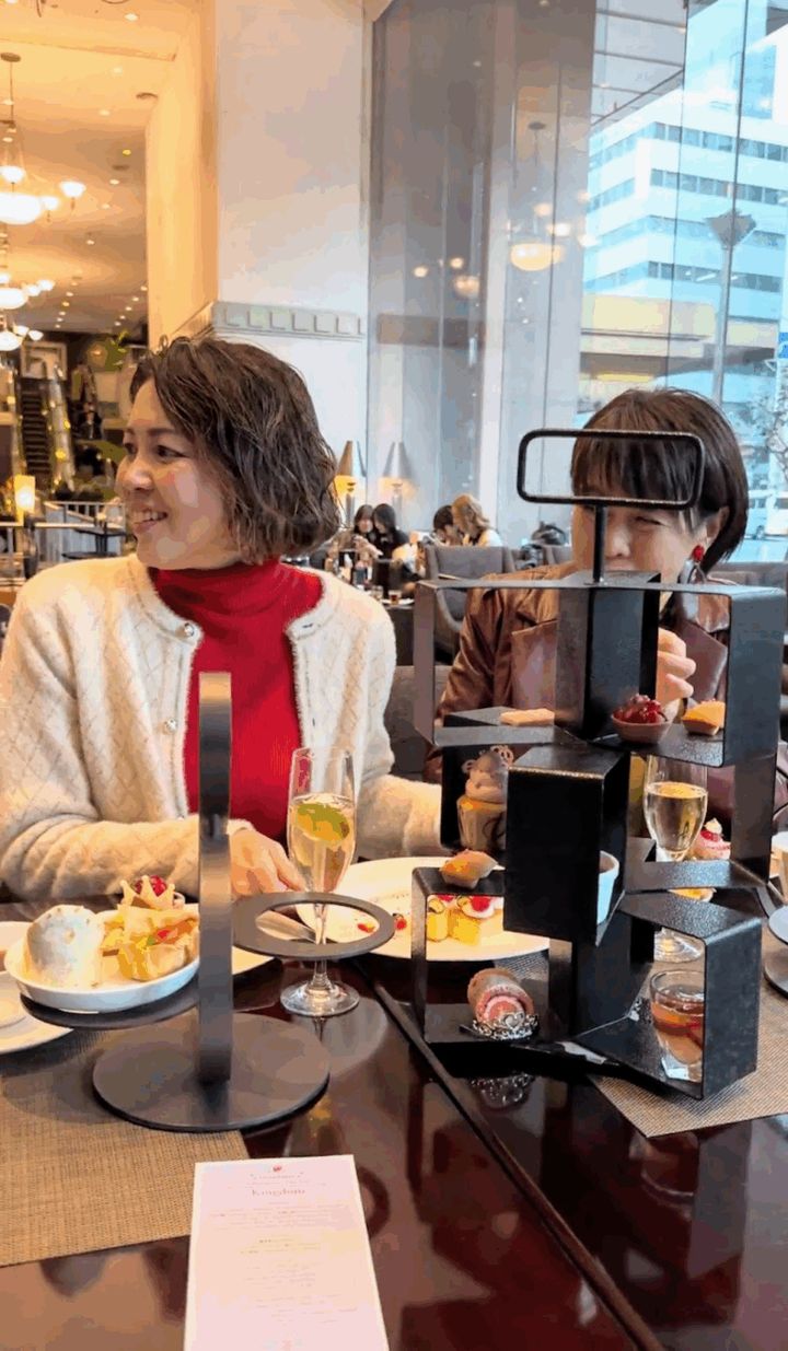 黒のスタンドにスイーツが映えます