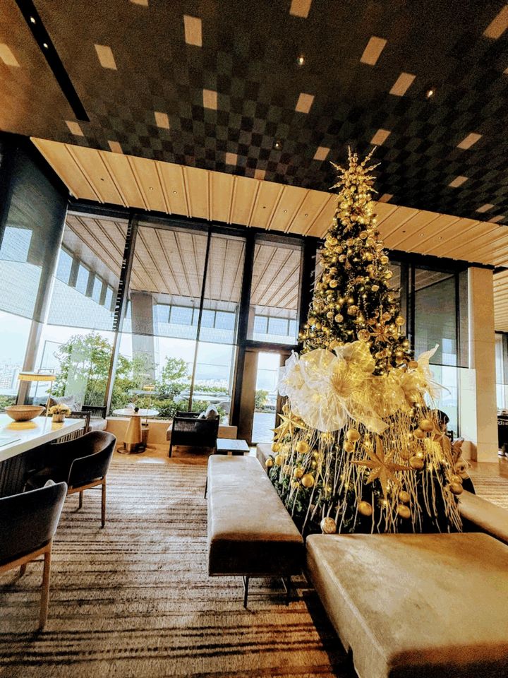 リッツカールトン福岡のロビーに飾られたクリスマスツリー（2024年12月）