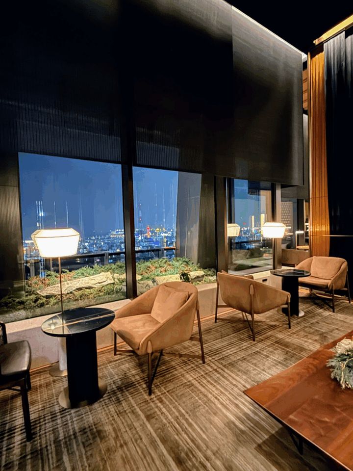 ラウンジからは博多の夜景が