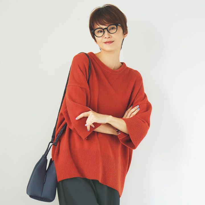 イエベさんに似合うネイビーコーデ。ニット10万100円（エクストリーム カシミヤ）、パンツ3万4100円（ロンハーマン／ともにロンハーマン） 眼鏡4万2900円（プロポ／プロポデザイン） バッグ5万3900円（ステート オブ エスケープ／リトルリーグ インク）