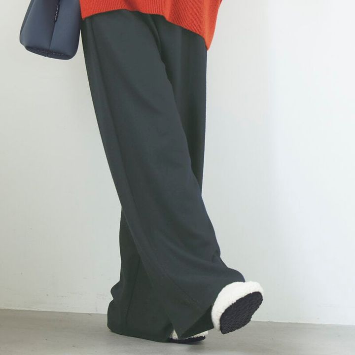 イエベさんに似合うネイビーコーデ。ニット10万100円（エクストリーム カシミヤ）、パンツ3万4100円（ロンハーマン／ともにロンハーマン） バッグ5万3900円（ステート オブ エスケープ／リトルリーグ インク） 靴3万9600円（ペリーコ サニー／アマン）