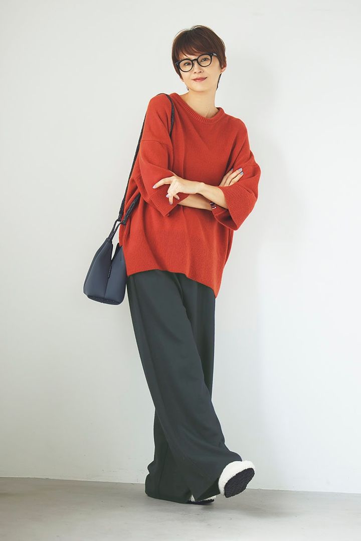 イエベさんに似合うネイビーコーデ。ニット10万100円（エクストリーム カシミヤ）、パンツ3万4100円（ロンハーマン／ともにロンハーマン） 眼鏡4万2900円（プロポ／プロポデザイン） バッグ5万3900円（ステート オブ エスケープ／リトルリーグ インク） 靴3万9600円（ペリーコ サニー／アマン）