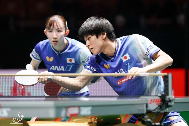 早田ひな、戸上隼輔（C）ITTF