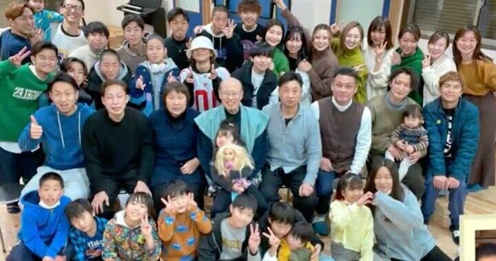 【写真・画像】「総勢42人」38歳美人母が公開した”大家族の正月写真”にみちょぱら驚愕「ちっちゃな町の集会みたい」「お年玉怖いよ」 1枚目