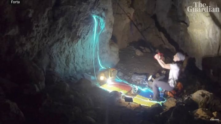 洞窟内での居住スペース（英紙ガーディアンより抜粋）