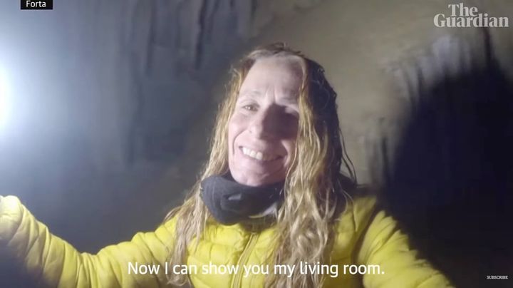 GoProで洞窟内を紹介するフラミニ氏（英紙ガーディアンより抜粋）