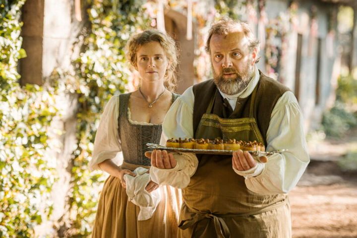 フランス革命前夜に庶民のためのレストランを開いた男の物語。『デリシュ！』©︎ 2020 NORD-OUEST FILMS―SND GROUE M6ーFRANCE 3 CINÉMA―AUVERGNE-RHôNE-ALPES CINÉMA―ALTÉMIS PRODUCTIONS